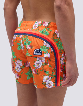 BAÑADOR CORTO CON CINTURA ELÁSTICA Y ESTAMPADO DE GIRASOLES
