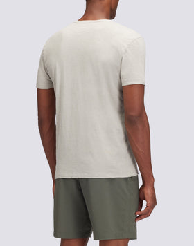 T-SHIRT TEINTÉ EN VÊTEMENT AVEC POCHE