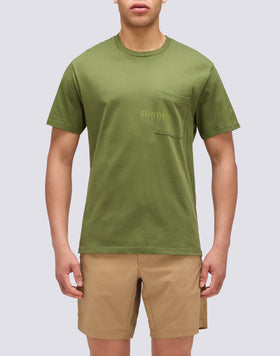 CAMISETA CON BOLSILLO Y ESTAMPADO