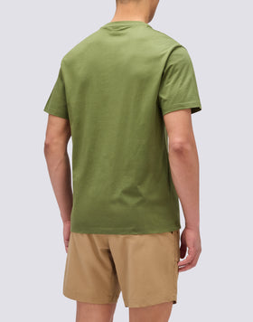 CAMISETA CON BOLSILLO Y ESTAMPADO