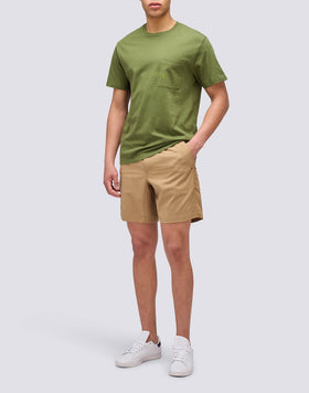 CAMISETA CON BOLSILLO Y ESTAMPADO