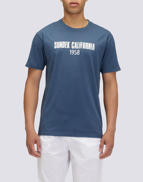 T-SHIRT HOMME À COL ROND AVEC INSCRIPTION « SUNDEK CALIFORNIA 1958 »