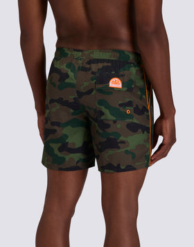 MEN'S MID-LENGTH SWIMSUIT WITH ELASTIC WAIST AND CAMOU PRINT IN REPREVE® RECYCLED POLYESTER