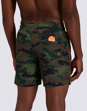 MEN'S MID-LENGTH SWIMSUIT WITH ELASTIC WAIST AND CAMOU PRINT IN REPREVE® RECYCLED POLYESTER