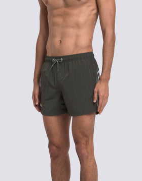 SHORT CRINKLED SWIM SHORTS WITH AN ELASTICATED WAISTBAND