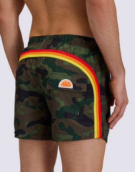 BAÑADOR CORTO CON CINTURA ELÁSTICA Y ESTAMPADO DE CAMUFLAJE EN POLIÉSTER RECICLADO REPREVE®