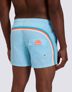 COSTUME DA BAGNO UOMO CORTO VITA ELASTICATA POLIESTERE RICICLATO REPREVE® CON STAMPA A RIGHE JUICY STRIPES CON RICAMO FRUTTA