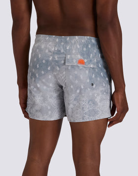 BAÑADOR DE HOMBRE DE CINTURA ELÁSTICA CON ESTAMPADO DE PAISLEY Y BANDANA DE POLIÉSTER RECICLADO