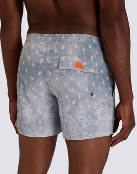 BAÑADOR DE HOMBRE DE CINTURA ELÁSTICA CON ESTAMPADO DE PAISLEY Y BANDANA DE POLIÉSTER RECICLADO