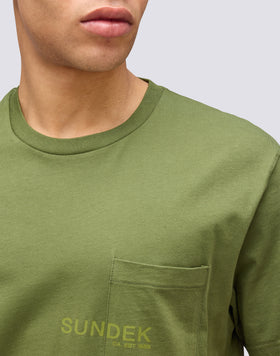 CAMISETA CON BOLSILLO Y ESTAMPADO