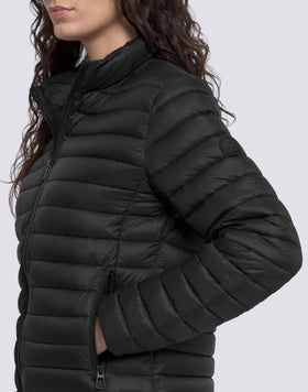 PLUMÍN DE MUJER CON CUELLO ALTO