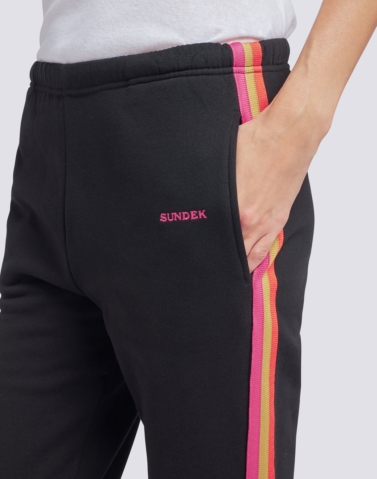 PANTALON EN PELUCHE AVEC DÉTAILS ARC-EN-CIEL