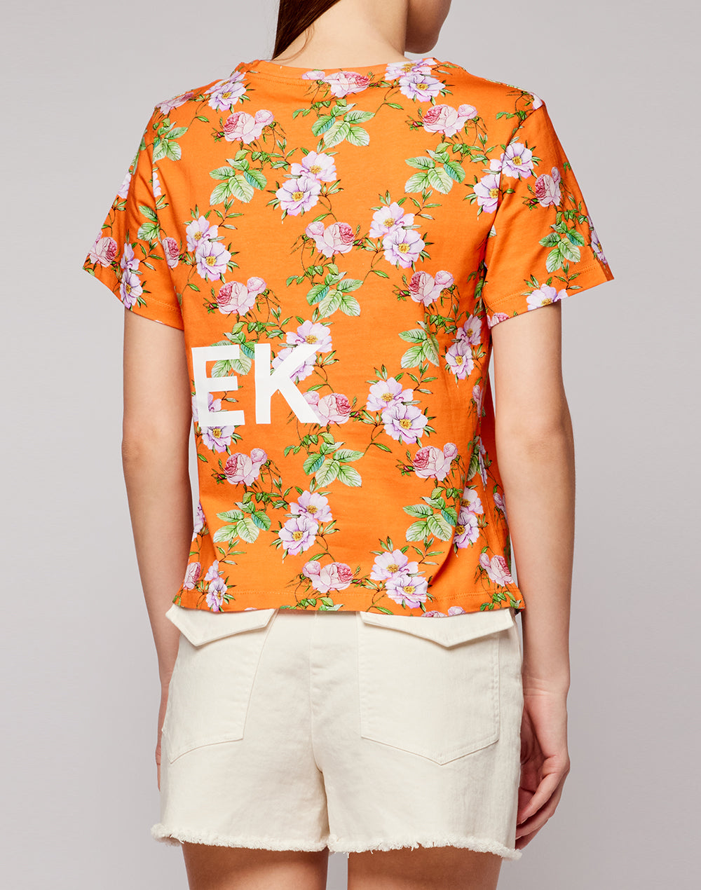 CAMISETA CON ESTAMPADO DE FLORES