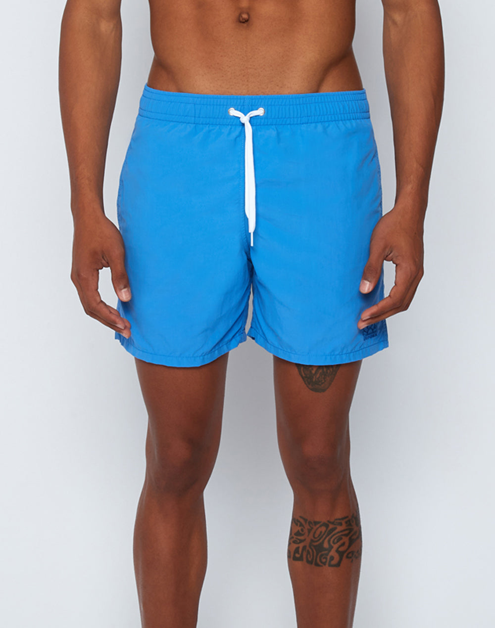 MID-LENGTH SWIM SHORTS WITH AN ELASTICATED WAISTBAND