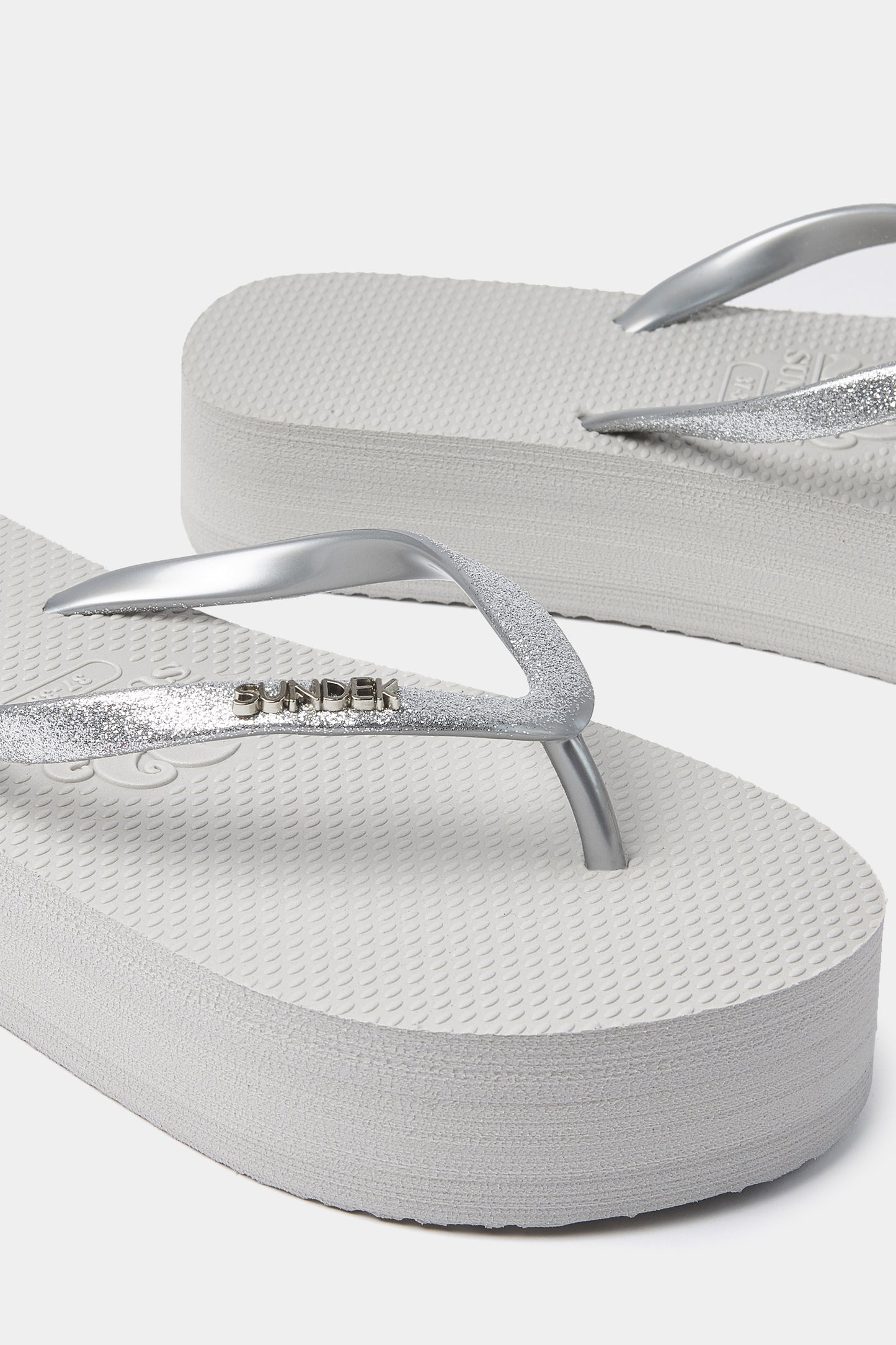 FLIP-FLOPS WITH GLITTER AND HIGH SOLE